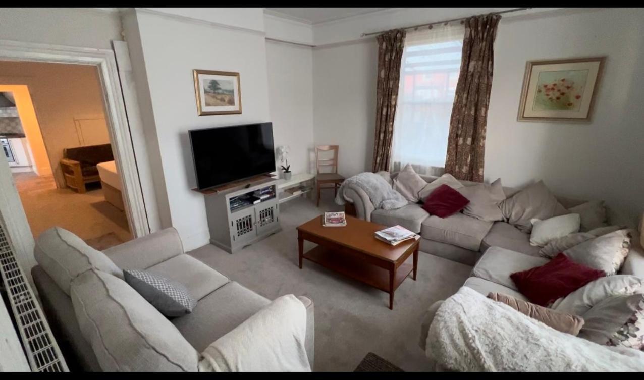 Hollies House Holiday home Retford
